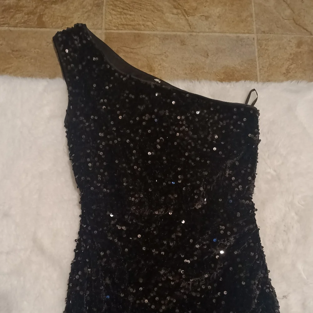 Beautiful gown - Picture 2 of 7